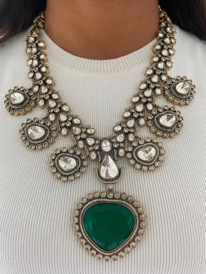 Necklaces PRERTO ECOMMERCE PRIVATE LIMITED Maharani Emerald Vintage Polki Necklace Set Dual Statement Emerald Golden Diamond Setting Necklace Set Necklace Mang Tika Earrings